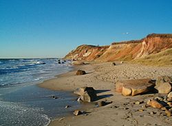 Vách núi Gay Head tại Martha's Vineyard gần như toàn bộ là đất sét